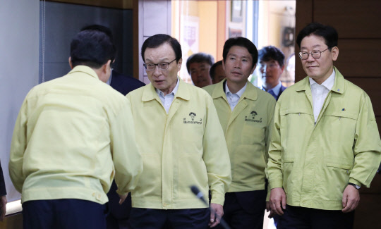 이해찬 민주당 대표(왼쪽 두 번째)와 이인영 원내대표, 이재명 경기도지사 등이 23일 경기도 양평군 아프리카돼지열병(ASF) 방역 대책 상황실로 들어서고 있다. 연합뉴스
